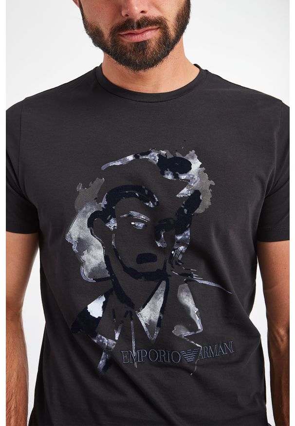 Emporio Armani - T-SHIRT EMPORIO ARMANI. Długość rękawa: krótki rękaw. Długość: krótkie. Wzór: haft, nadruk