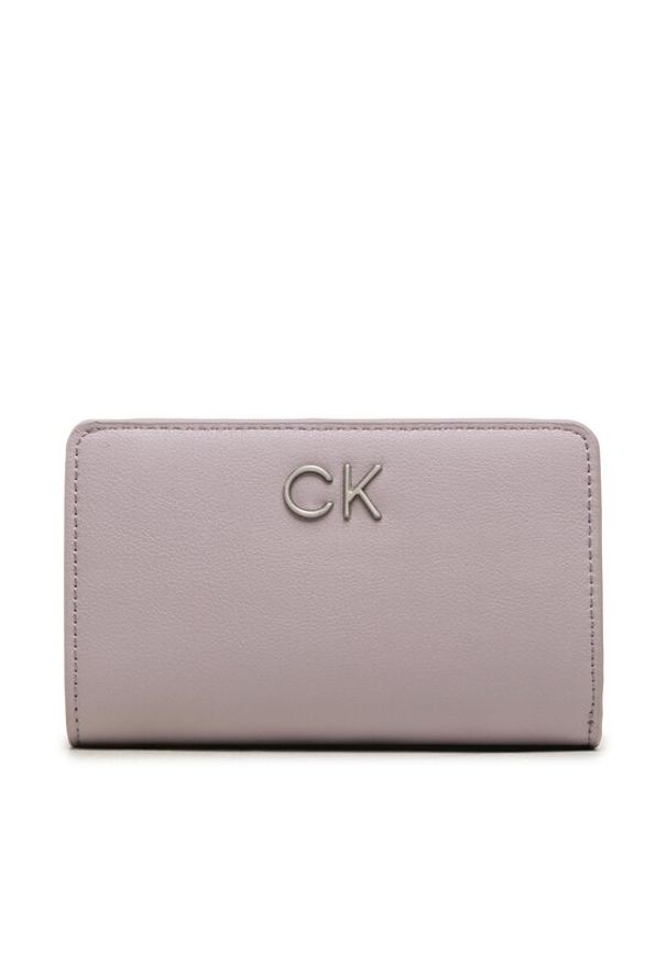 Calvin Klein Duży Portfel Damski Re-Lock Bifold French Wallet Pbl K60K610962 Fioletowy. Kolor: fioletowy. Materiał: skóra