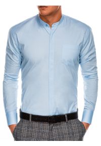Ombre Clothing - Koszula męska elegancka z długim rękawem K586 - błękitna - S. Typ kołnierza: kołnierzyk stójkowy. Kolor: niebieski. Materiał: bawełna, poliester. Długość rękawa: długi rękaw. Długość: długie. Wzór: jednolity. Styl: elegancki #1