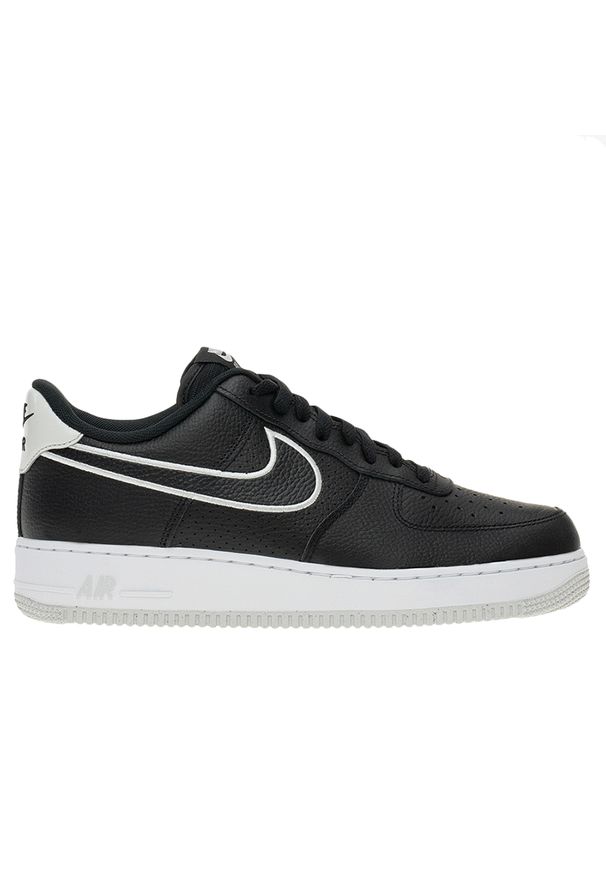 Buty Nike Air Force 1 '07 FJ4211-001 - czarne. Zapięcie: sznurówki. Kolor: czarny. Materiał: skóra. Szerokość cholewki: normalna. Model: Nike Air Force