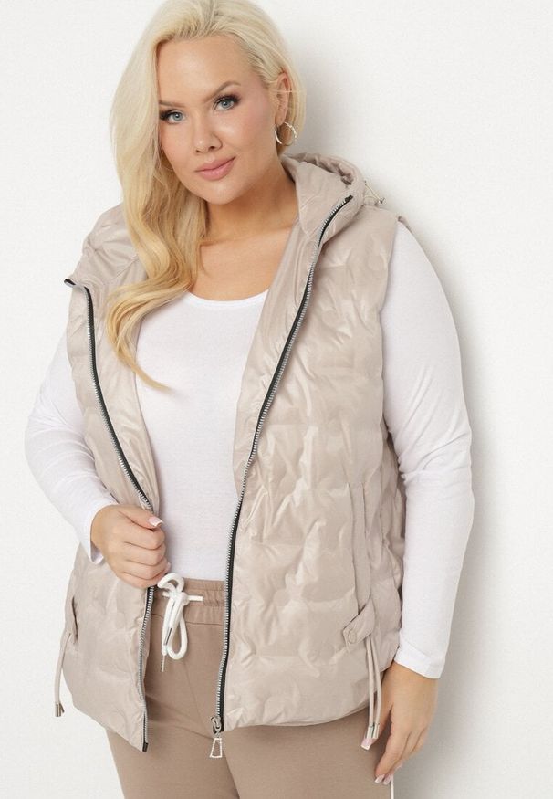 Born2be - Beżowa Pikowana Kamizelka z Kapturem i Ściągaczem w Talii Evelbia. Okazja: na spacer. Typ kołnierza: kaptur. Kolekcja: plus size. Kolor: beżowy. Materiał: jeans. Wzór: aplikacja. Styl: klasyczny, elegancki