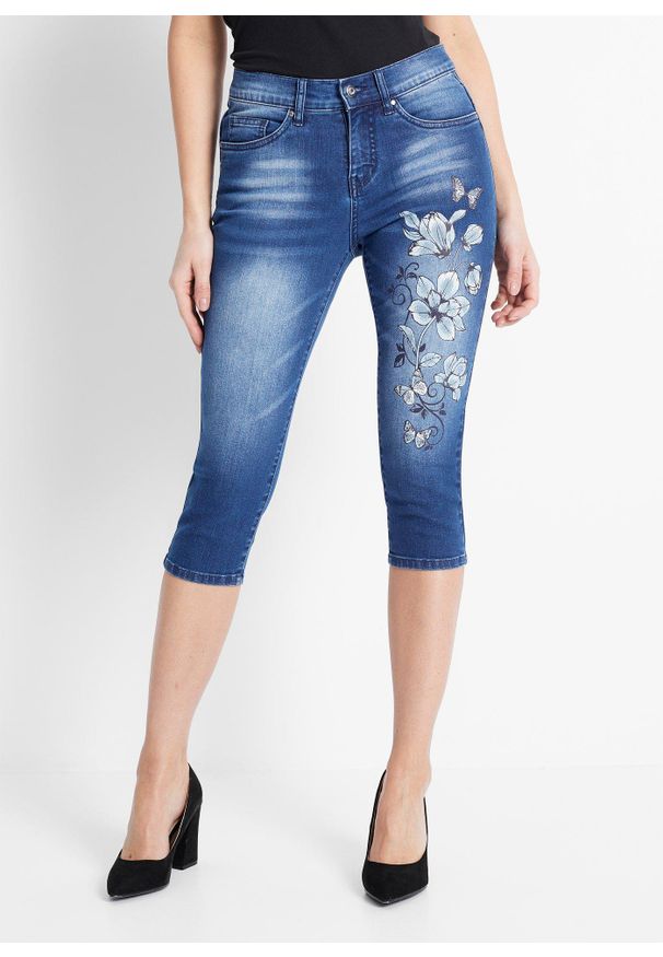 bonprix - Dżinsy rybaczki z nadrukiem w motyle. Kolor: niebieski. Wzór: nadruk