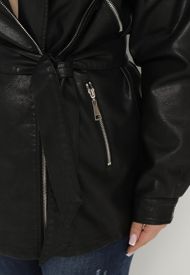Born2be - Czarna Kurtka Ramoneska z Wiązanym Paskiem Calselia. Okazja: na co dzień. Kolor: czarny. Materiał: jeans. Wzór: kwiaty. Sezon: wiosna. Styl: elegancki, casual