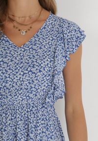 Born2be - Niebieska Sukienka Neamelia. Typ kołnierza: dekolt w serek. Kolor: niebieski. Materiał: wiskoza. Długość rękawa: bez rękawów. Wzór: kwiaty, nadruk. Sezon: lato. Styl: klasyczny #3