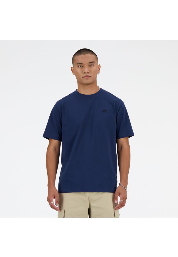 Koszulka męska New Balance MT41533NNY – granatowa. Kolor: niebieski. Materiał: bawełna, dresówka. Długość rękawa: krótki rękaw. Długość: krótkie