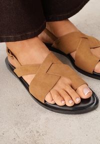 Renee - Jasnobrązowe Sandały VICES z Paskami w Kształcie X i Paskiem na Duży Palec Prisedice. Zapięcie: pasek. Kolor: brązowy. Materiał: zamsz. Wzór: paski. Sezon: lato. Styl: street #7