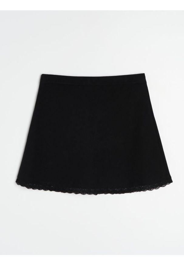 Sinsay - Swetrowa spódniczka mini z koronką - czarny. Kolor: czarny. Materiał: koronka. Wzór: koronka