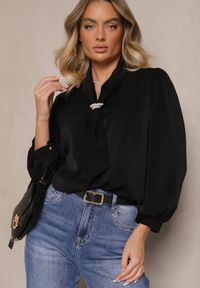 Renee - Czarna Bluzka o Koszulowym Kroju z Żabotem i Perłowym Zdobieniem Gonialith. Okazja: na co dzień. Typ kołnierza: z żabotem. Kolor: czarny. Materiał: jeans. Wzór: aplikacja. Styl: casual #5
