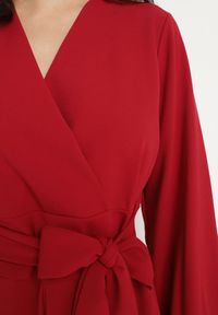 Born2be - Czerwona Rozkloszowana Sukienka z Kopertowym Dekoltem i Wszytym Wiązanym Paskiem Temithie. Okazja: na co dzień. Typ kołnierza: dekolt kopertowy. Kolor: czerwony. Materiał: jeans. Typ sukienki: kopertowe. Styl: casual, elegancki #5