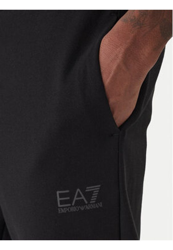EA7 Emporio Armani Dres 7M001602 AF20845 UC001 Czarny Regular Fit. Kolor: czarny. Materiał: bawełna, syntetyk