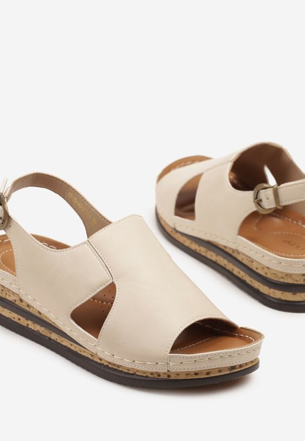 Born2be - Beżowe Sandały Vices na Koturnie z Ozdobnymi Wycięciami Ovilere. Okazja: na co dzień. Kolor: beżowy. Materiał: jeans. Obcas: na koturnie. Styl: klasyczny, casual