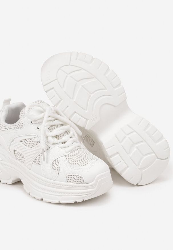 Renee - Białe Sneakersy na Platformie z Tłoczeniem i Geometrycznym Wzorem Melvila. Kolor: biały. Materiał: jeans. Wzór: geometria. Obcas: na platformie