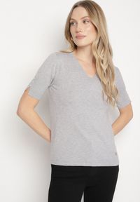 Born2be - Szara Sweterkowa Bluzka z Dekoltem w Serek Fenidea. Typ kołnierza: dekolt w serek. Kolor: szary. Materiał: jeans. Długość rękawa: krótki rękaw. Długość: krótkie. Sezon: zima, jesień. Styl: elegancki #7