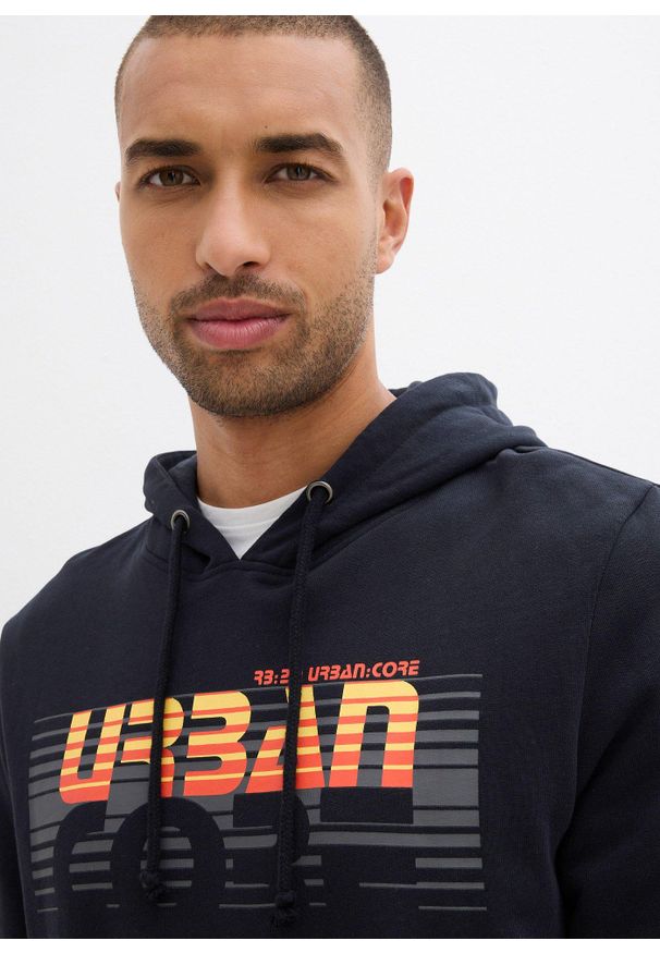 bonprix - Bluza z kapturem. Typ kołnierza: kaptur. Kolor: czarny. Wzór: nadruk