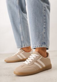 Born2be - Beżowe Sneakersy w Stylu Kultowych Tenisówek Genenor. Okazja: na spacer. Kolor: beżowy. Materiał: jeans, dresówka. Sport: turystyka piesza #6