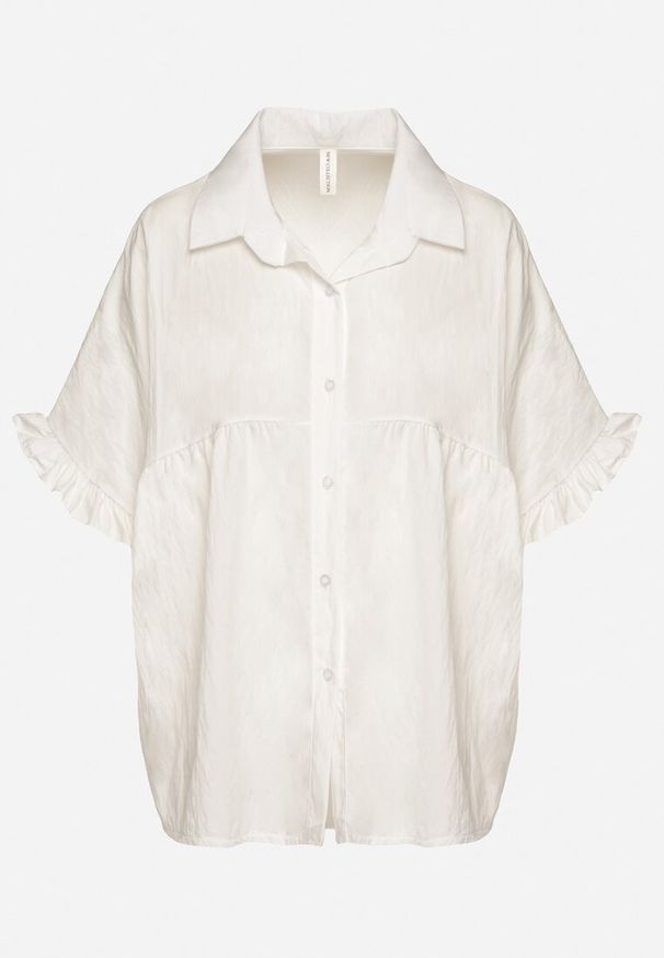 Born2be - Biała Koszula z Wiskozą i Ozdobnymi Falbankami Emeleldi. Okazja: na co dzień. Typ kołnierza: kołnierz z falbankami. Kolor: biały. Materiał: wiskoza. Długość rękawa: krótki rękaw. Długość: krótkie. Wzór: aplikacja. Styl: klasyczny, casual