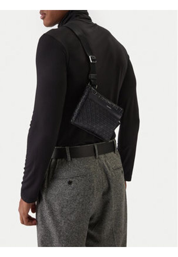 Calvin Klein Saszetka Emblem Aop Emboss Square Sling LV04D3277G Czarny. Kolor: czarny. Materiał: skóra