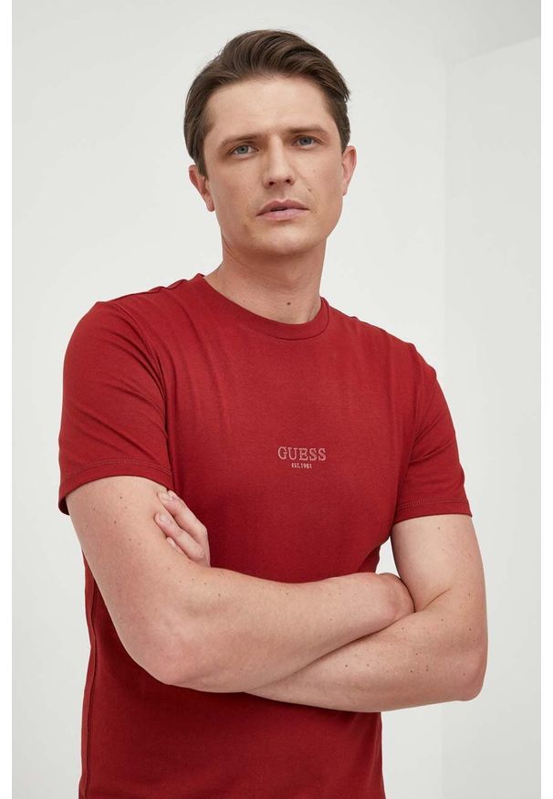 Guess t-shirt bawełniany kolor bordowy z aplikacją. Kolor: czerwony. Materiał: bawełna. Wzór: aplikacja. Styl: klasyczny