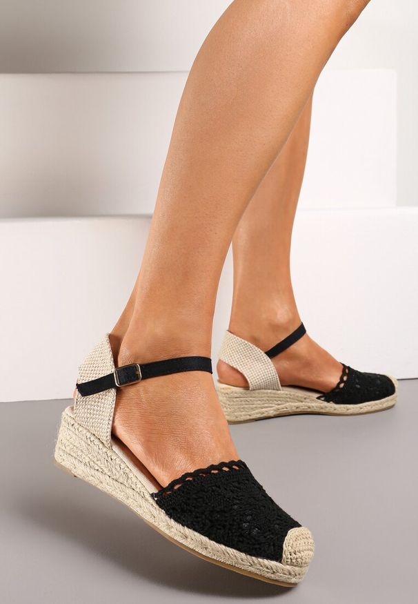 Born2be - Czarne Sandały Espadryle na Niskim Plecionym Koturnie z Ażurowym Noskiem Zelphia. Okazja: na imprezę, na plażę, na spacer. Zapięcie: pasek. Kolor: czarny. Materiał: len. Wzór: ażurowy. Sezon: lato. Obcas: na koturnie. Styl: elegancki