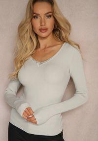 Renee - Jasnoszary Sweter z Prążkowanego Materiału z Cyrkoniami Irilis. Okazja: na co dzień. Kolor: szary. Materiał: materiał, prążkowany. Styl: klasyczny, casual, elegancki, wizytowy #5