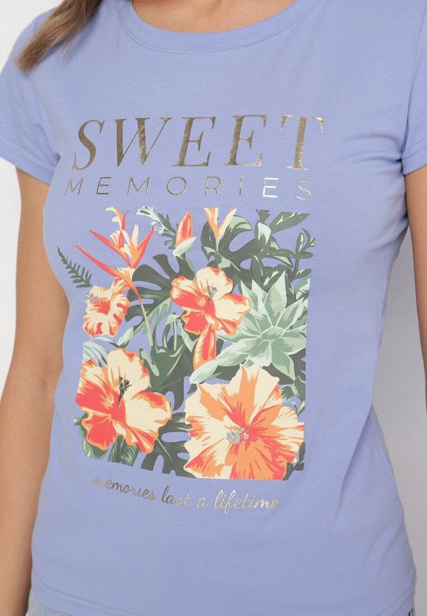 Born2be - Jasnoniebieski Bawełniany T-shirt w Kwiaty z Metalicznym Napisem Jorilea. Okazja: na co dzień. Kolor: niebieski. Materiał: bawełna. Wzór: napisy, kwiaty. Styl: klasyczny, casual