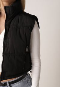 Born2be - Czarna Krótka Kamizelka Pikowana Typu Puffer Niraemius. Okazja: na co dzień. Kolor: czarny. Materiał: poliester. Długość: krótkie. Styl: casual #8