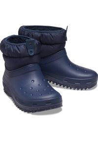 Crocs - Damskie buty Classic Neo Puff Shorty Boot. Kolor: niebieski. Sezon: zima