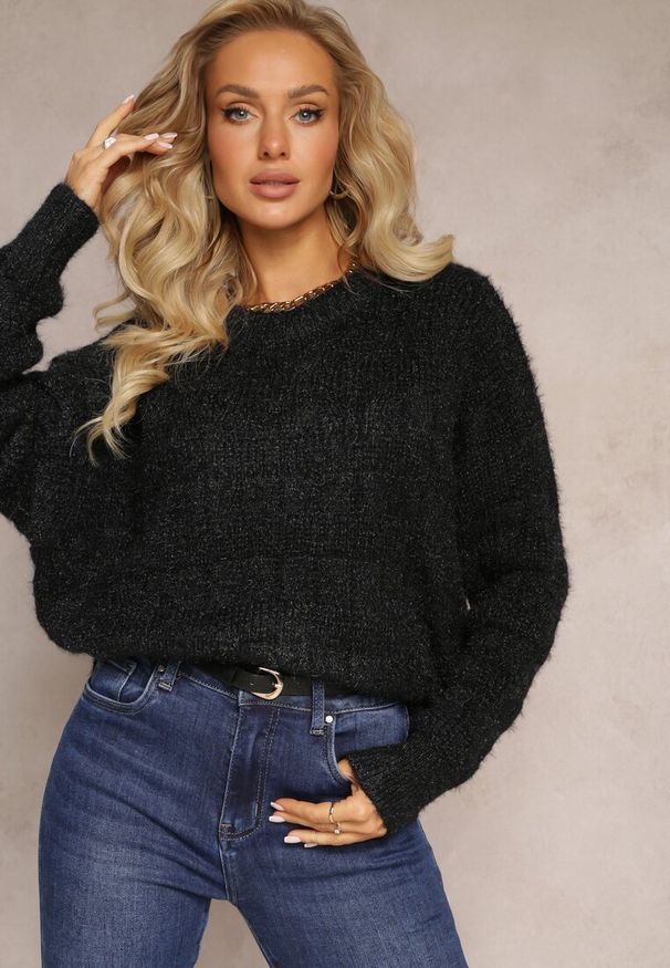 Renee - Czarny Luźny Sweter z Miękkiej Dzianiny Misgannis. Kolor: czarny. Materiał: dzianina. Wzór: ze splotem
