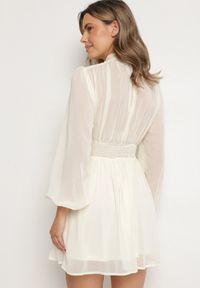 Born2be - Beżowa Sukienka Rozkloszowane ze Stójką Marszczeniami i Transparentnymi Ramionami Belabria. Okazja: na co dzień. Typ kołnierza: kołnierzyk stójkowy. Kolor: beżowy. Typ sukienki: rozkloszowane. Styl: klasyczny, casual #7