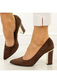 Czekoladowe zamsz Polskie czółenka damskie Suzana 852. Okazja: na co dzień. Kolor: brązowy. Materiał: zamsz. Szerokość cholewki: normalna. Sezon: jesień, wiosna, lato. Obcas: na słupku. Styl: elegancki, klasyczny, casual, wizytowy #1