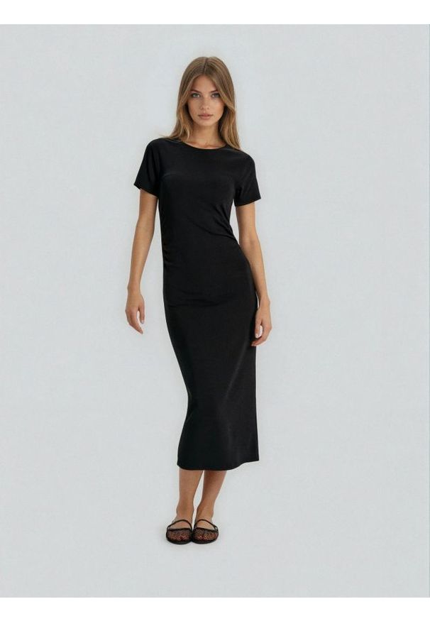 Sinsay - Bawełniana sukienka midi z marszczeniem po bokach - czarny. Kolor: czarny. Materiał: bawełna. Długość: midi