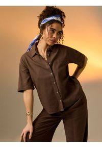 Sinsay - Wiskozowa koszula z krótkim rękawem z domieszką lnu - brązowy. Kolor: brązowy. Materiał: wiskoza, len. Długość rękawa: krótki rękaw. Długość: krótkie