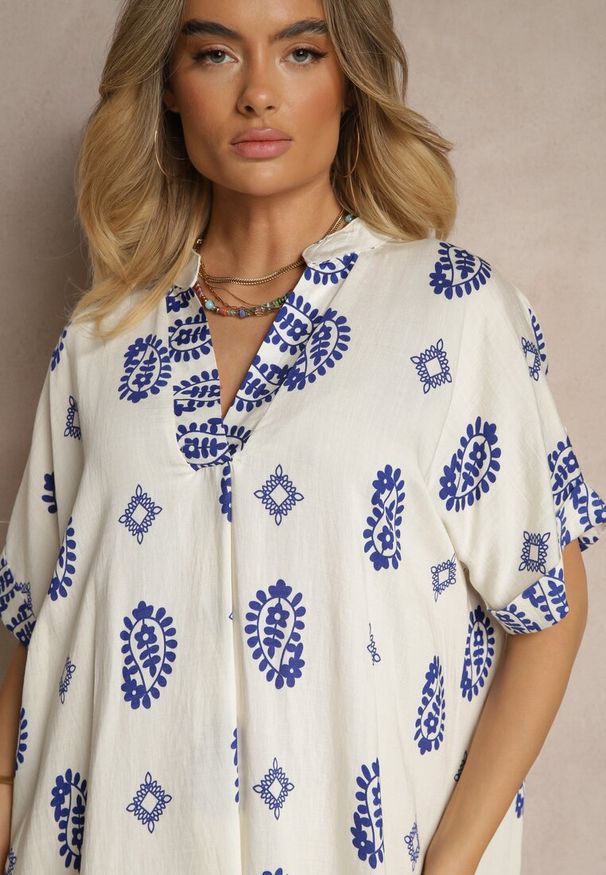 Renee - Niebiesko-Kremowa Sukienka z Wiskozy w Stylu Boho o Pudełkowym Kroju z Rozcięciami Virbia. Okazja: na co dzień. Typ kołnierza: dekolt w serek. Kolor: niebieski. Materiał: wiskoza. Długość rękawa: krótki rękaw. Styl: boho