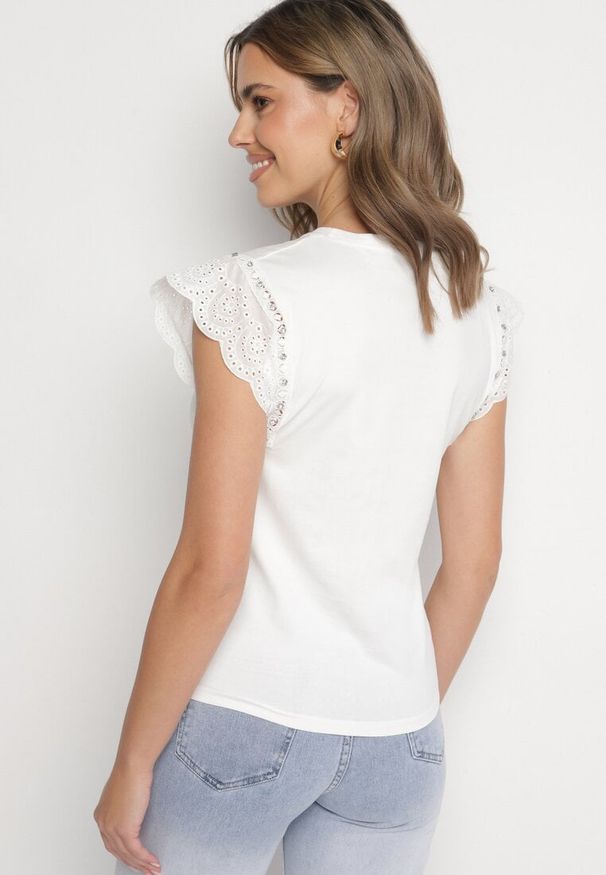 Born2be - Biała Bluzka z Bawełny z Ażurowym Wzorem i Cyrkoniami Naladora. Okazja: na co dzień. Kolor: biały. Materiał: bawełna. Długość rękawa: krótki rękaw. Długość: krótkie. Wzór: ażurowy. Styl: casual