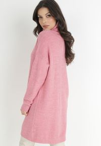 Born2be - Różowa Sukienka Classificator. Okazja: na co dzień. Typ kołnierza: golf. Kolor: różowy. Materiał: dzianina. Długość rękawa: długi rękaw. Sezon: zima, jesień. Typ sukienki: proste. Styl: casual #5