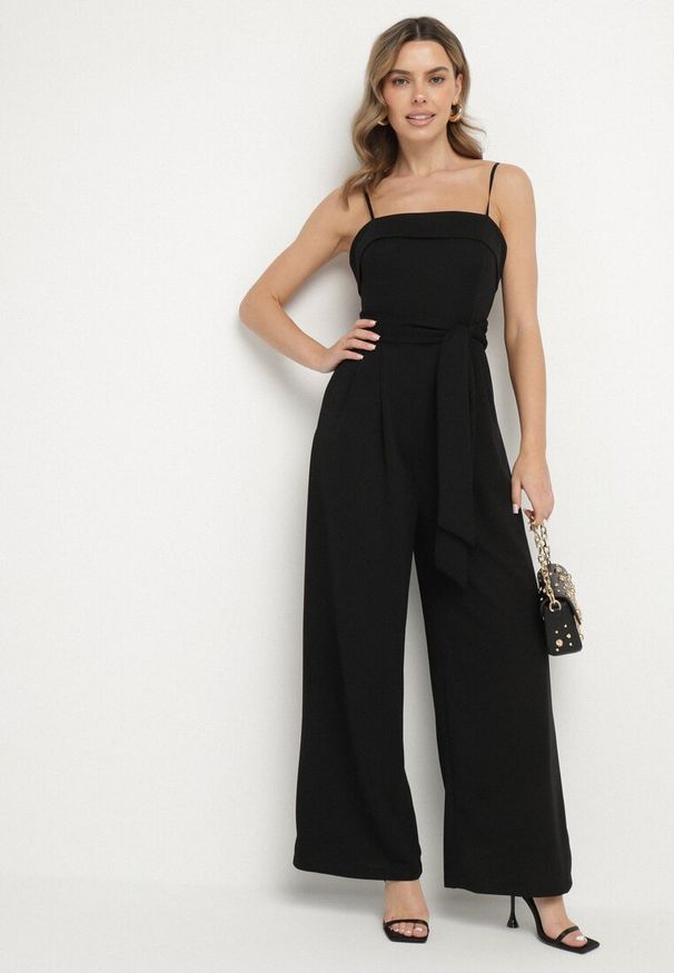 Born2be - Czarny Kombinezon Ozdobiony Paskiem z Szerokimi Nogawkami Deolise. Kolor: czarny. Długość rękawa: na ramiączkach. Wzór: aplikacja. Styl: elegancki