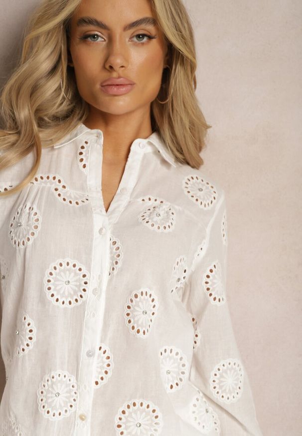 Renee - Biała Bawełniana Koszula Ozdobiona Cyrkoniami i Ażurowym Wzorem Elnamitta. Kolor: biały. Materiał: bawełna. Wzór: ażurowy, aplikacja. Styl: boho, wakacyjny