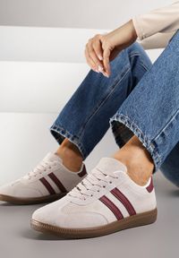 Renee - Beżowe Sneakersy z Geometrycznym Wzorem Naliette. Okazja: na co dzień. Kolor: beżowy. Materiał: jeans. Wzór: geometria