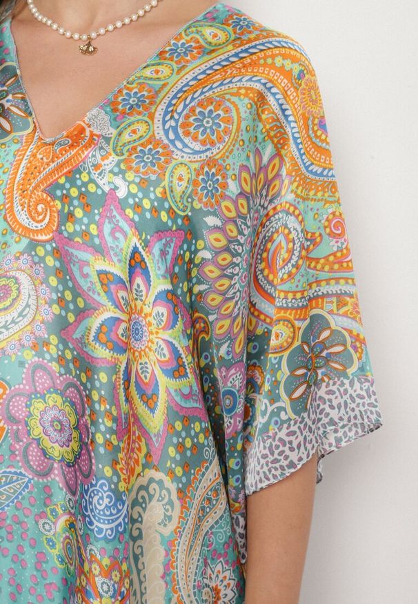 Born2be - Zielone Ponczo z Wiskozy z Jedwabiem w Abstrakcyjny Wzór Idellora. Okazja: na plażę. Kolor: zielony. Materiał: jedwab, wiskoza. Styl: klasyczny