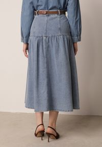 Born2be - Niebieska Bawełniana Spódnica Jeansowa z Rozkloszowanym Dołem i Plecionym Paskiem Doriame. Okazja: na co dzień, do pracy. Kolor: niebieski. Materiał: jeans, bawełna. Wzór: aplikacja. Styl: casual #3
