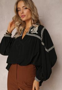 Renee - Czarna Bluzka z Bufiastym Rękawem i Kwiatowym Haftem Oluze. Okazja: na co dzień. Kolor: czarny. Materiał: jeans. Wzór: haft, kwiaty. Styl: casual, elegancki