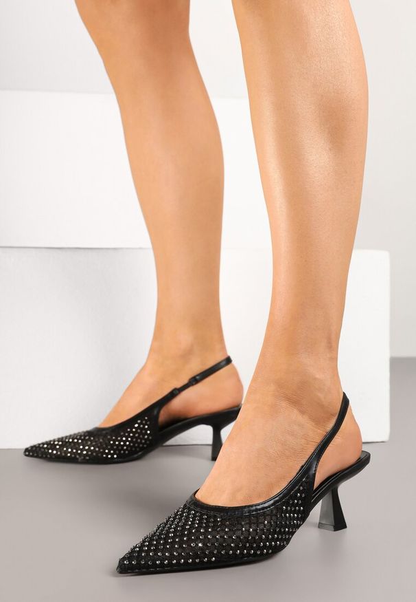 Renee - Czarne Sandały na Kaczuszce Slingback z Siateczkową Cholewką Ozdobione Cyrkoniami Vilfitis. Okazja: na imprezę. Nosek buta: szpiczasty. Kolor: czarny. Wzór: aplikacja. Sezon: lato. Obcas: na szpilce. Styl: klasyczny, elegancki