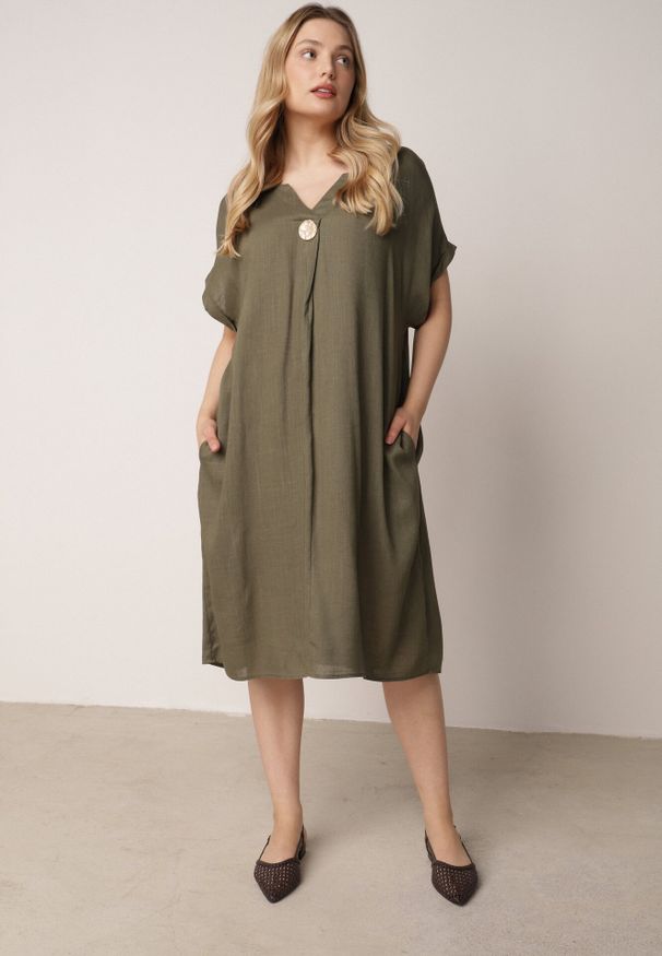 Born2be - Zielona Pudełkowa Sukienka z Lnem i Wiskozą Zdobiona Metalicznym Guzikiem Phisoth. Okazja: do pracy, na co dzień, na spotkanie biznesowe. Kolekcja: plus size. Kolor: zielony. Materiał: wiskoza, len. Wzór: aplikacja. Sezon: lato. Typ sukienki: proste, dla puszystych. Styl: elegancki, biznesowy, casual