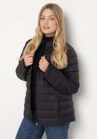 Born2be - Czarna Pikowana Kurtka o Prostym Kroju z Niską Stójką Zeniva. Okazja: na co dzień, na spacer. Typ kołnierza: kołnierzyk stójkowy. Kolekcja: plus size. Kolor: czarny. Materiał: dzianina, jeans. Styl: casual #3