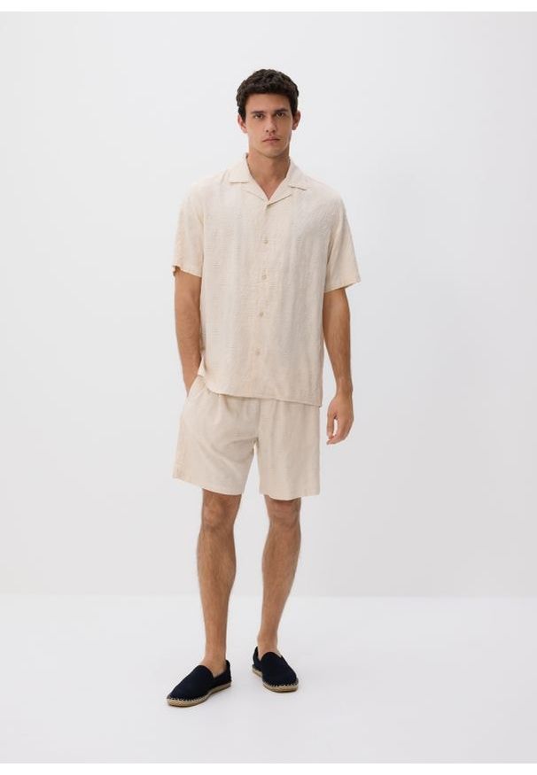 Reserved - Szorty slim fit - kremowy. Kolor: kremowy. Materiał: tkanina, wiskoza