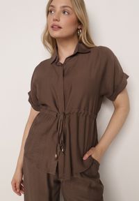 Born2be - Ciemnobeżowy Wiskozowy Komplet Spodnie i Bluzka Koszulowa z Wiązaniem w Talii Irinryss. Kolor: beżowy. Materiał: wiskoza #8