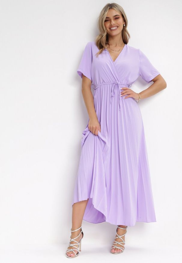 Born2be - Fioletowa Sukienka Plisowana Maxi z Wiązanym Paskiem Dianiza. Kolor: fioletowy. Materiał: materiał. Długość: maxi