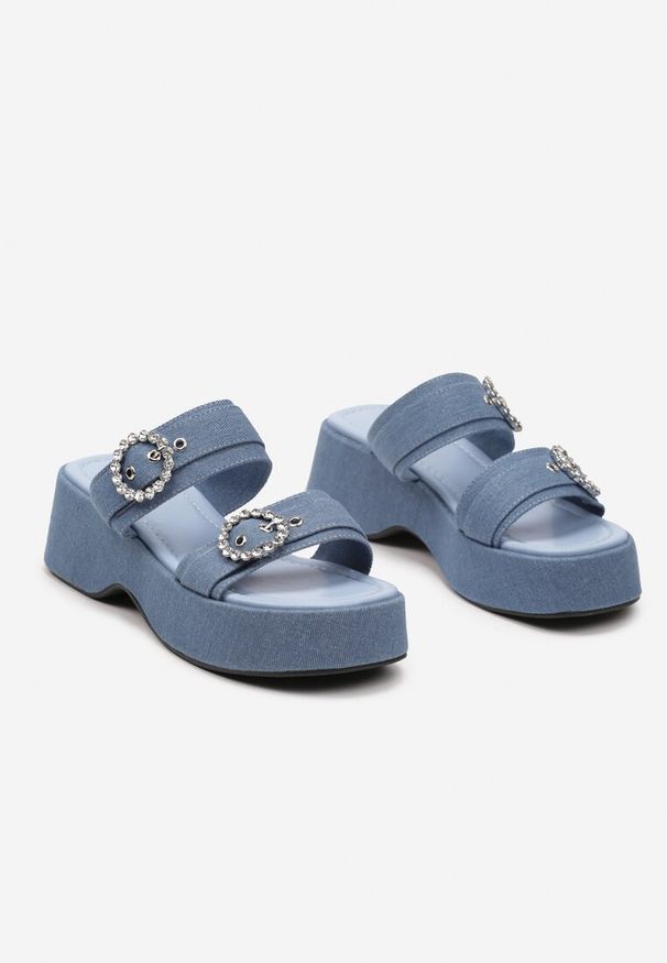 Renee - Niebieskie Wsuwane Klapki Ozdobione Cyrkoniami i Klamrami Miriala. Nosek buta: otwarty. Kolor: niebieski. Materiał: jeans, materiał. Wzór: aplikacja. Sezon: lato. Obcas: na koturnie, na platformie. Styl: glamour, elegancki. Wysokość obcasa: średni