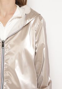 Born2be - Jasnobeżowa Kurtka Dwustronna z Nieodpinanym Kapturem i Metalicznym Efektem Lirednil. Kolor: beżowy. Wzór: gładki. Styl: elegancki #5