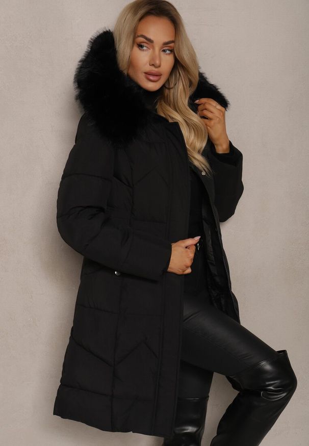 Renee - Czarna Taliowana Kurtka z Pikowanymi Przeszyciami i Kapturem z Futerkiem Tintelira. Kolor: czarny. Materiał: futro. Styl: klasyczny, elegancki